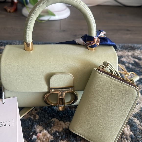 Green and Gold Crossbody Bag with Structured Design including card holder - Picture 2 of 3